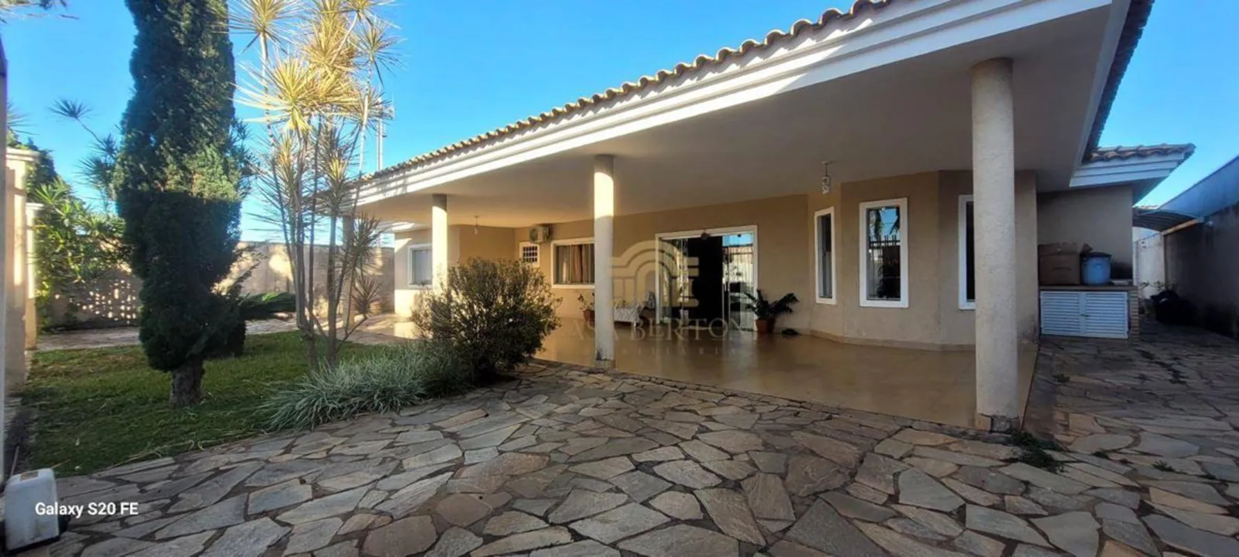 CASA TÉRREA LOTE 800M² 4 QUARTOS 2 SUÍTES QUINTAL AMPLOCasa térrea solta no lote...