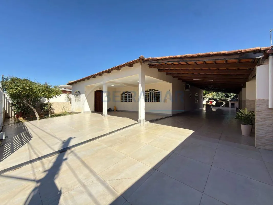 Se você procura uma casa ampla, confortável e com excelente área externa, esta r...