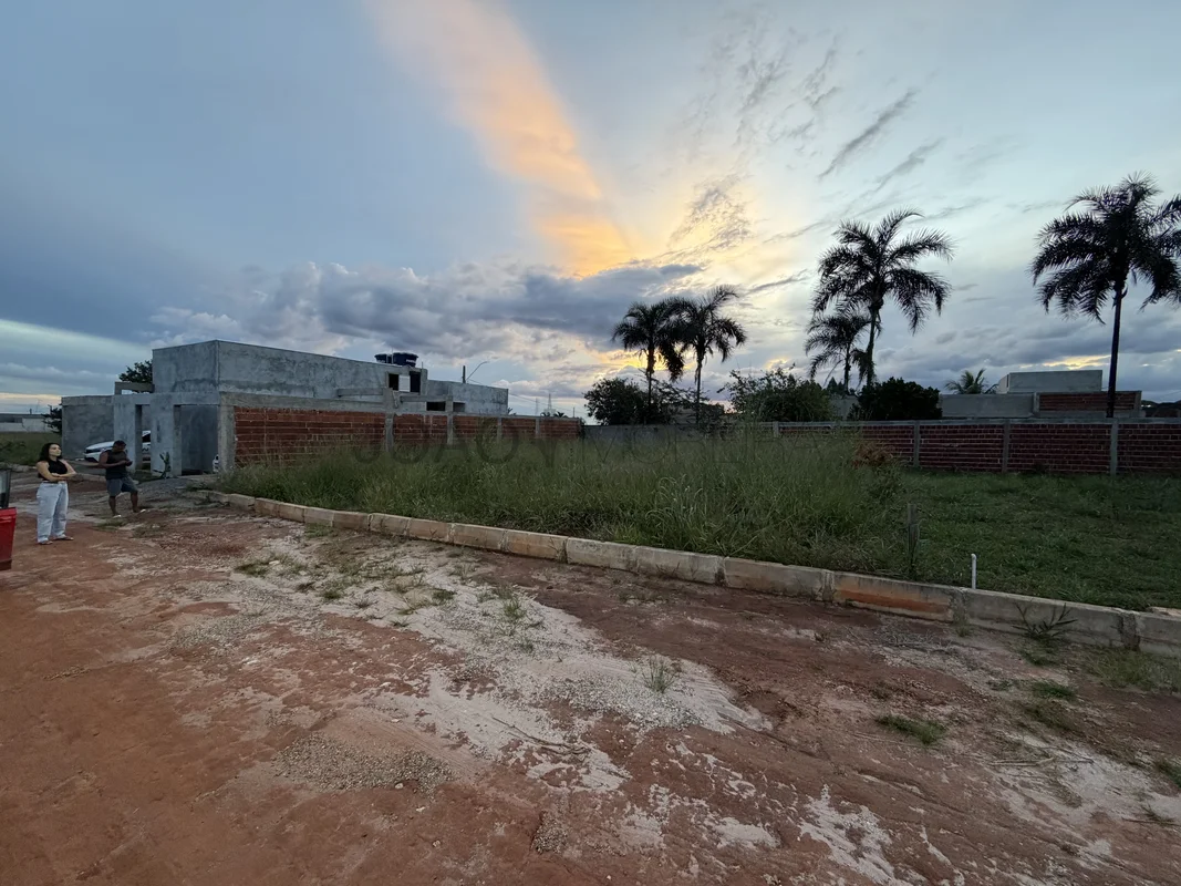 Lote amplo em condomínio fechado consolidado!Excelente oportunidade para constru...