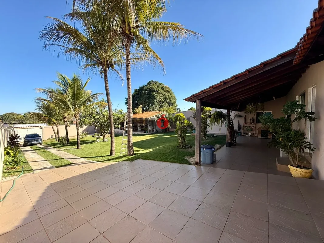 261m², 4 quartos, suíte, closet, churrasqueira, lote de 779m² - R$: 1.200.000A c...