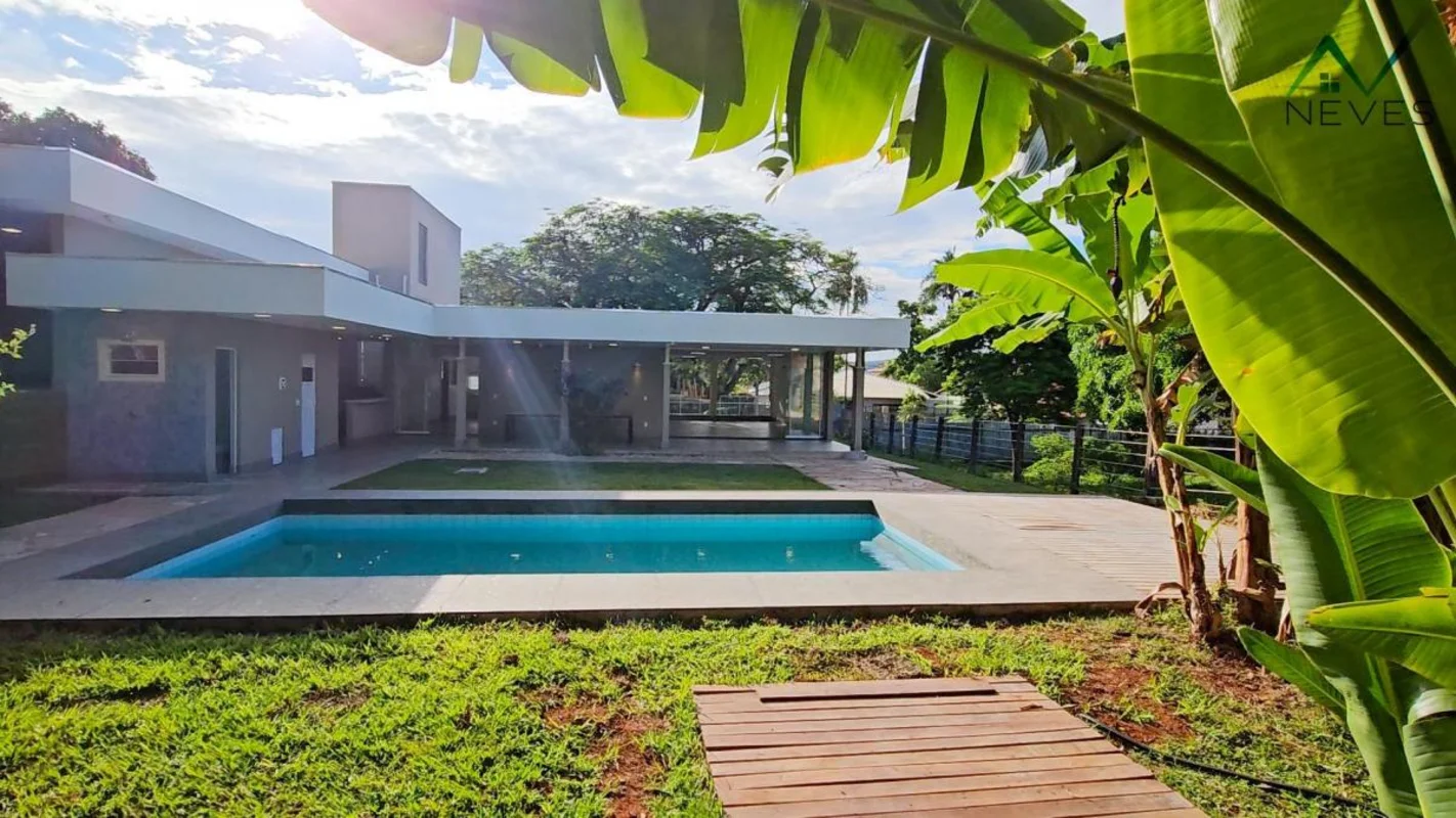 Casa na SHIN QL 1 do Lago Norte com paisagismo que abraça a casa.Encantadora cas...