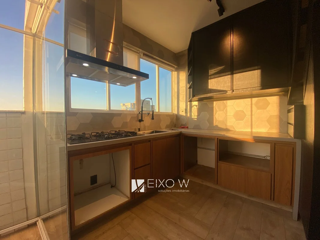 Descubra um apartamento duplex reformado no coração de Águas Claras, na Rua 24, ...