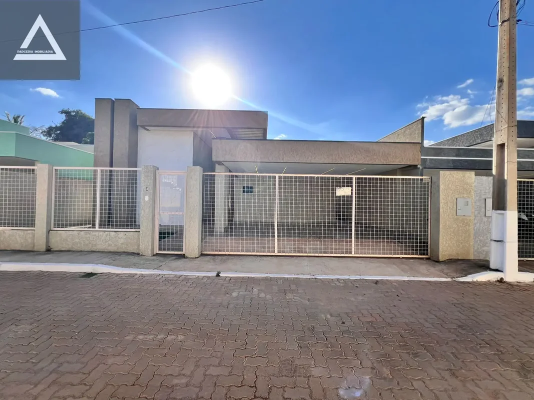 Descubra uma casa espaçosa e confortável na Avenida São Francisco, Rua São Franc...