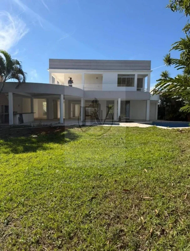Excelente oportunidade no coração do Lago Sul: uma elegante casa sobrado na SHIS...