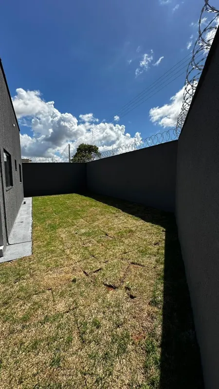 Apresentamos uma excelente casa nova e murada no bairro Residencial Linda Vista,...
