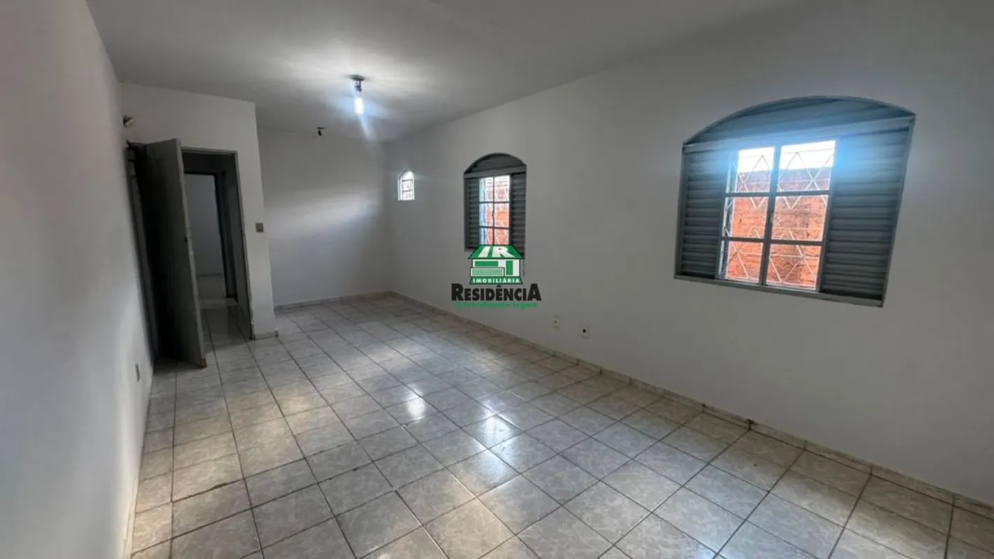 O imóvel conta com:03 quartos;01 banheiro social;Sala;Copa;Cozinha com armários ...