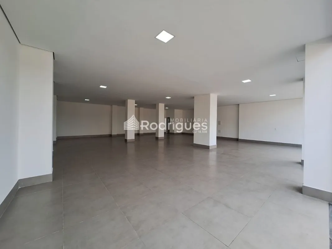 Rodrigues Imobiliária aluga Loja na Rua 4C Em Vicente Pires.- Loja com 184 m²;- ...