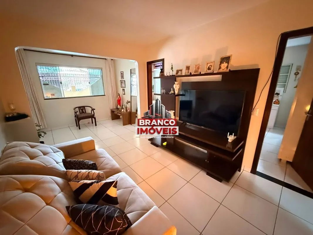 BRANCO IMOVEIS VENDE LINDA CASA NA QE 30Casa térrea toda na laje composta por:- ...