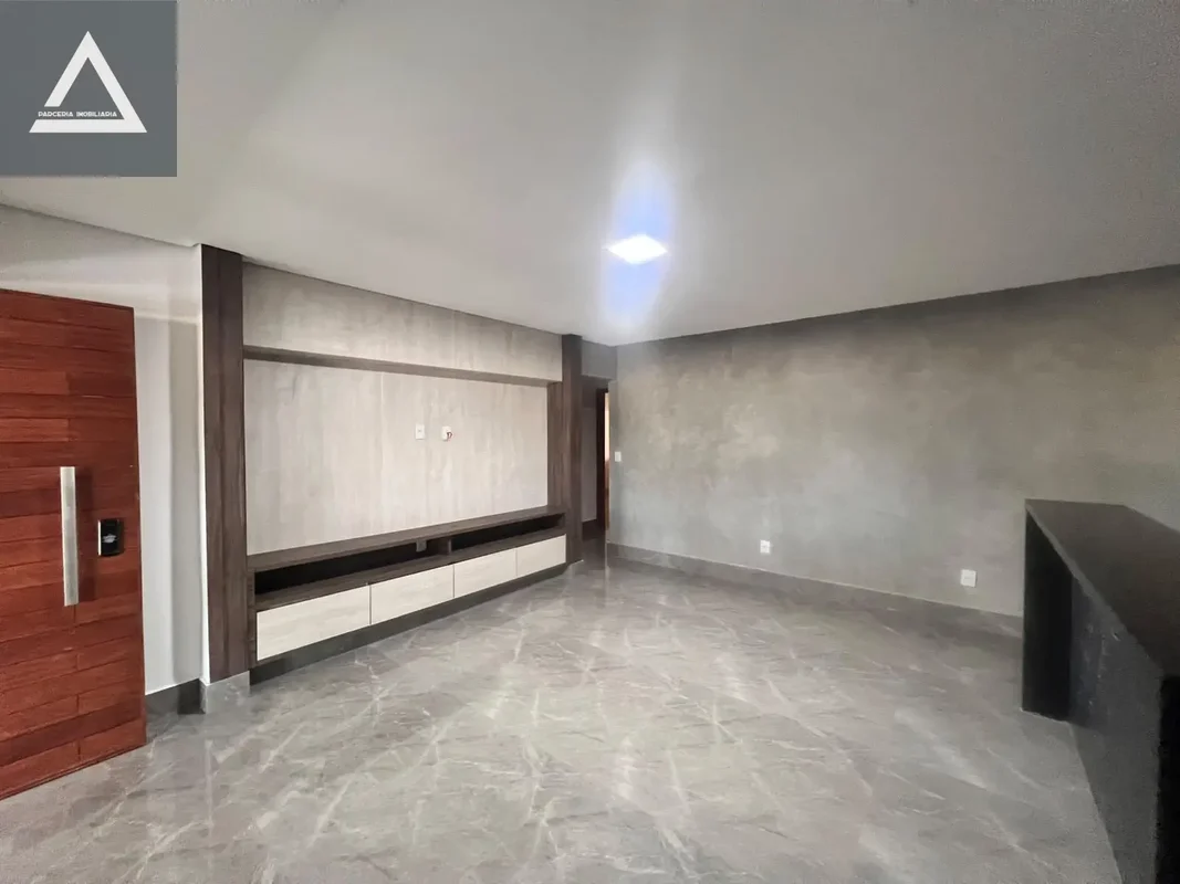Ideal para duas familias, na Quadra 28, Setor Leste, GAMA/DF. Esta casa residenc...