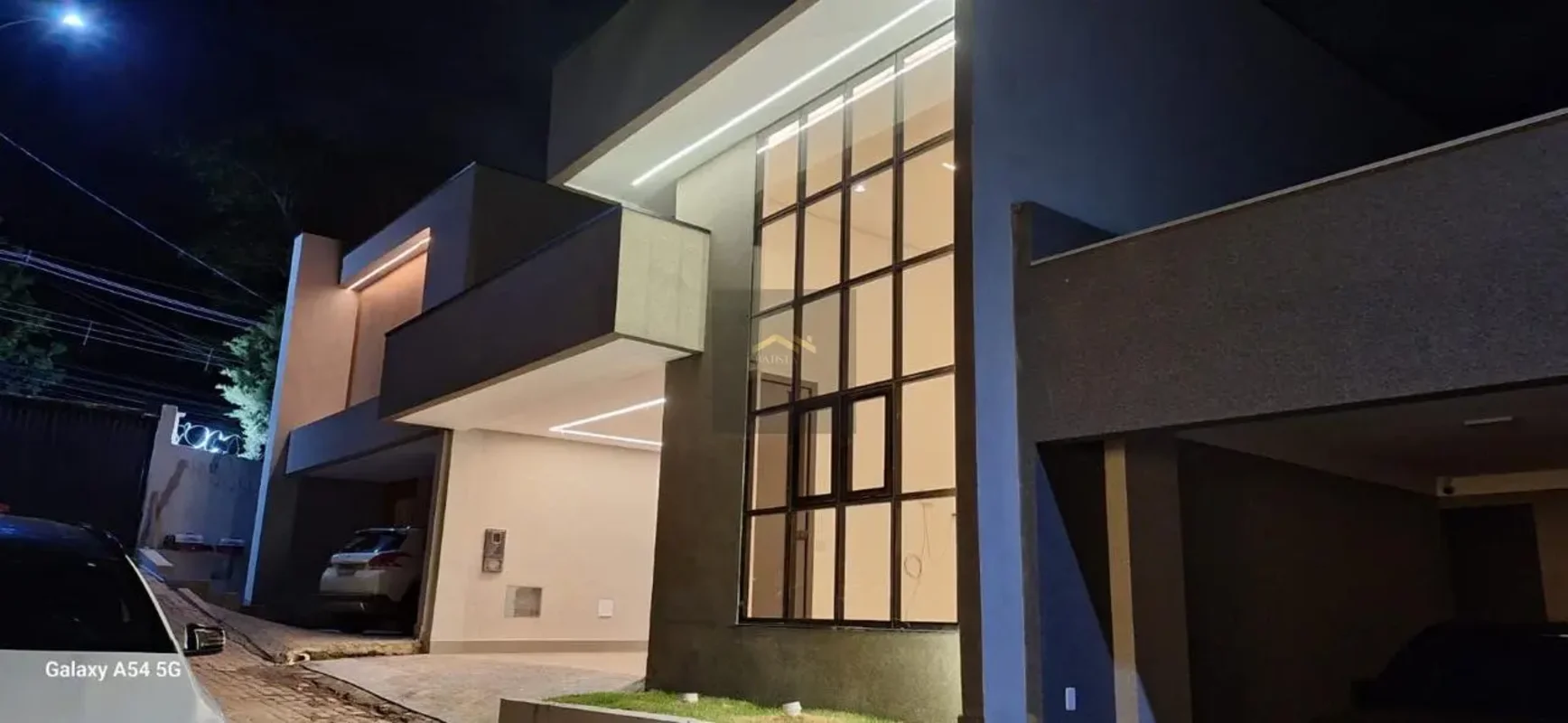 Batista Soluções Imobiliárias vende excelente casa em condomínio com projeto mod...