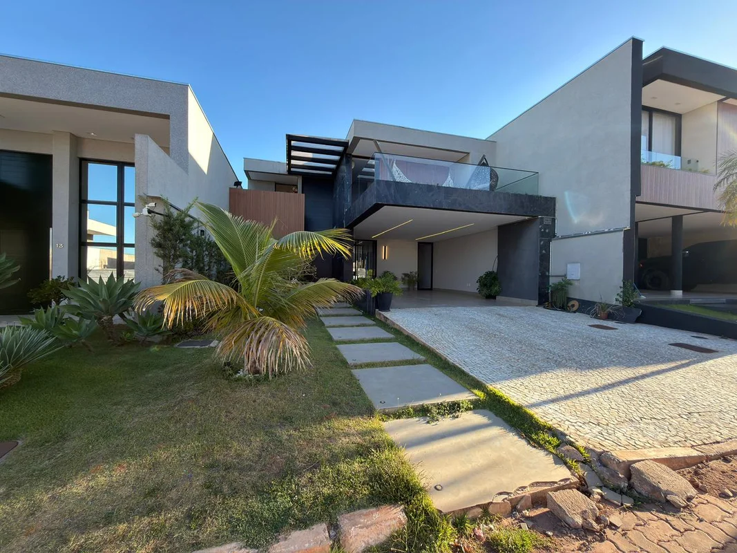 Esta excelente casa está disponível à venda em Arniqueira, oferecendo 300 m² de ...