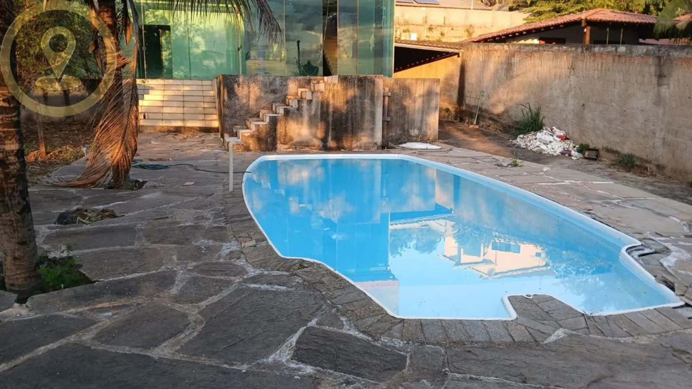 Casa de 2 pavimentos em um amplo terreno, imóvel semiacabado com: Terréo: sala, ...