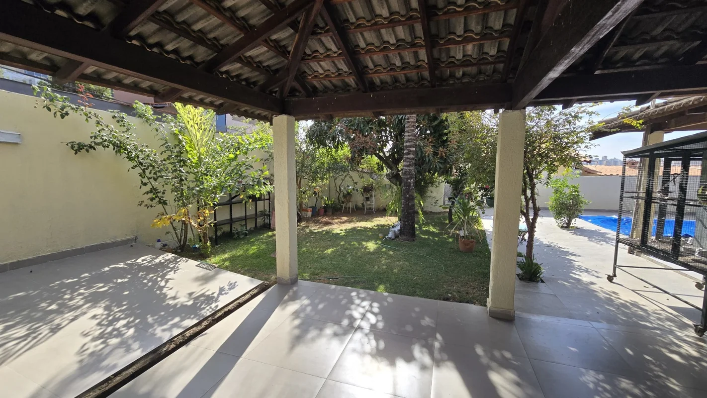 Luxuosa casa de 4 quartos no Condomínio Arniqueira, em Águas Claras, DF. Com uma...