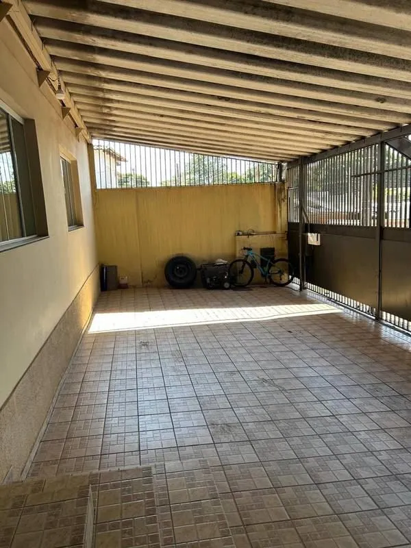 Vendo casa c/ 3 quartos amplos com armários sendo 1 suite, sala p/ 3 ambientes a...