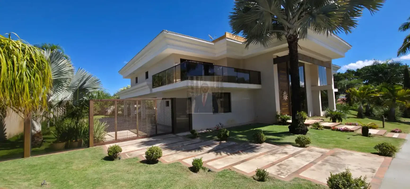 Descubra esta elegante casa de alto padrão no SMPW Quadra 5 Conjunto 5, no prest...