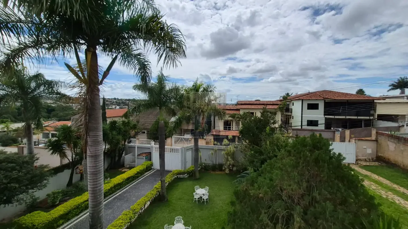 Exclusividade e Segurança Jurídica na Chácara 53 – Mansão Colonial com 1.100m² E...