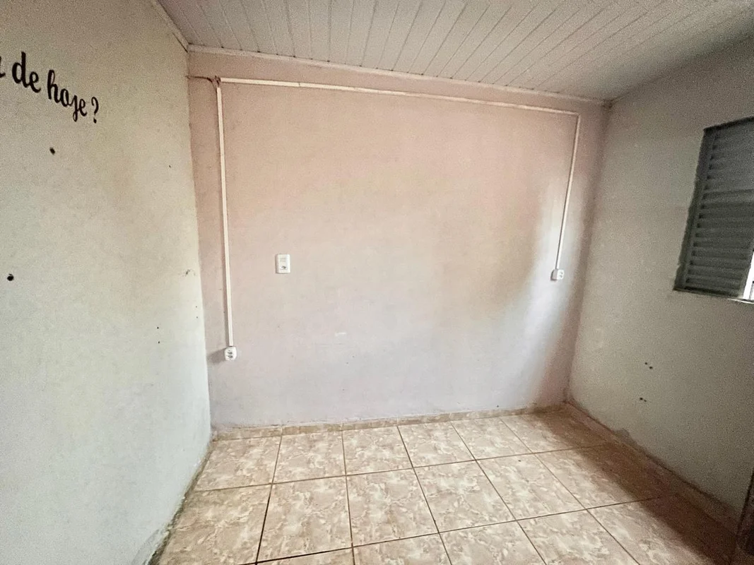 Casa esta localizada no bairro Estrela Dalva, possui :1 casa com 2 quartos, sala...