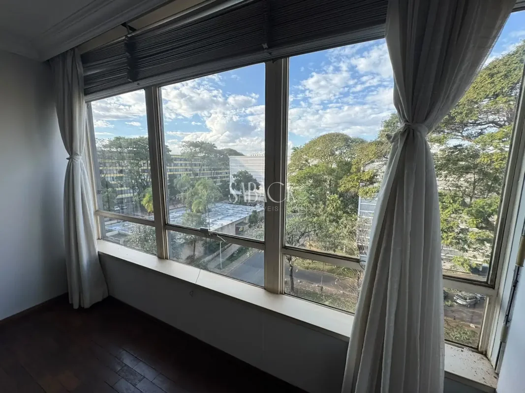 Tem apartamentos que guardam o melhor da Asa Sul dentro de cada cômodo. Este é u...