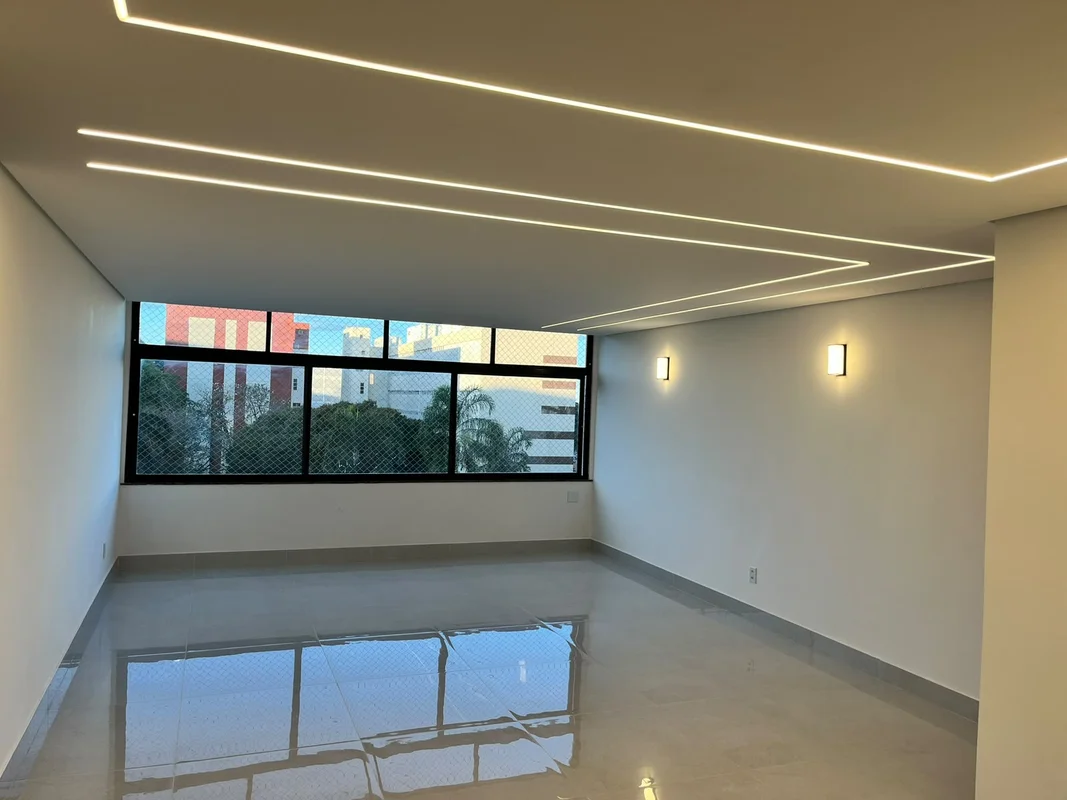 IMÓVEL TOTALMENTE RENOVADO — PRIMEIRO USO APÓS A REFORMAApartamento amplo, com 1...
