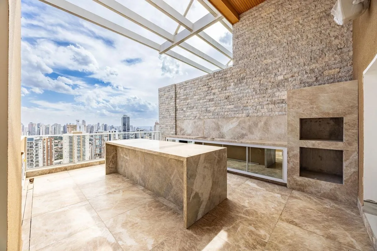 Esta cobertura duplex à venda no Ed. Park House Flamboyant tem 558 m² com 4 suít...