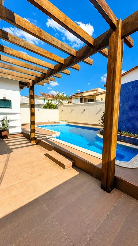 ?? 450 m² de terreno?? 290 m² de área construída??? 4 suítes, sendo 3 com varand...