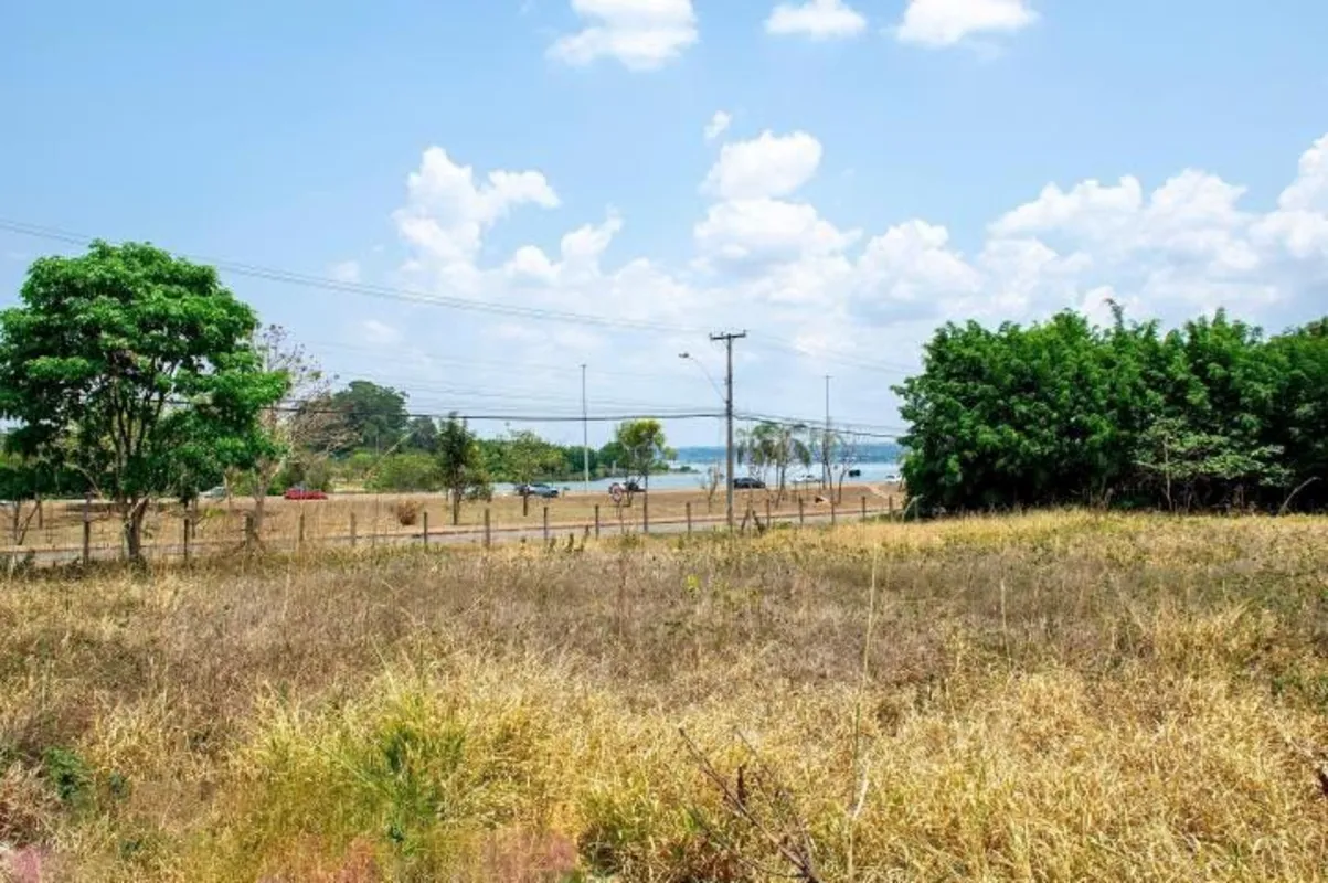 Terreno de esquina com vista na QI 26, Lago Sul. Área de grande valorização come...