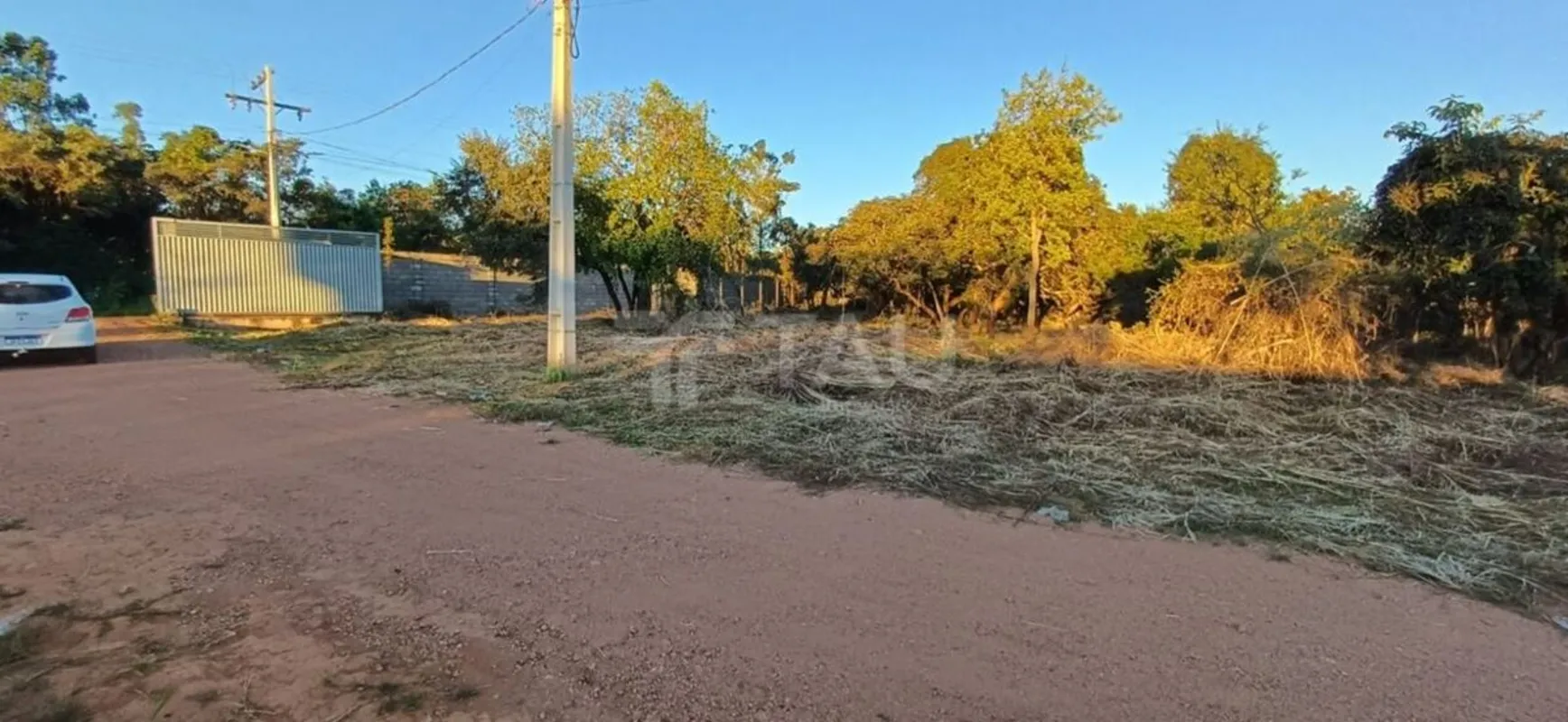 Ótimo lote, de canto, plano, com vista livre, medindo 2.998 m2 em fração da Faz...