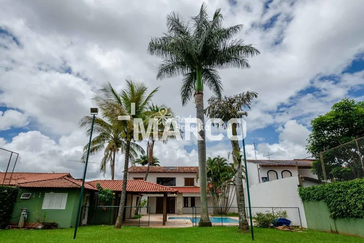 Localizada na SHIS QI 23, esta casa oferece uma excelente combinação de espaço, ...