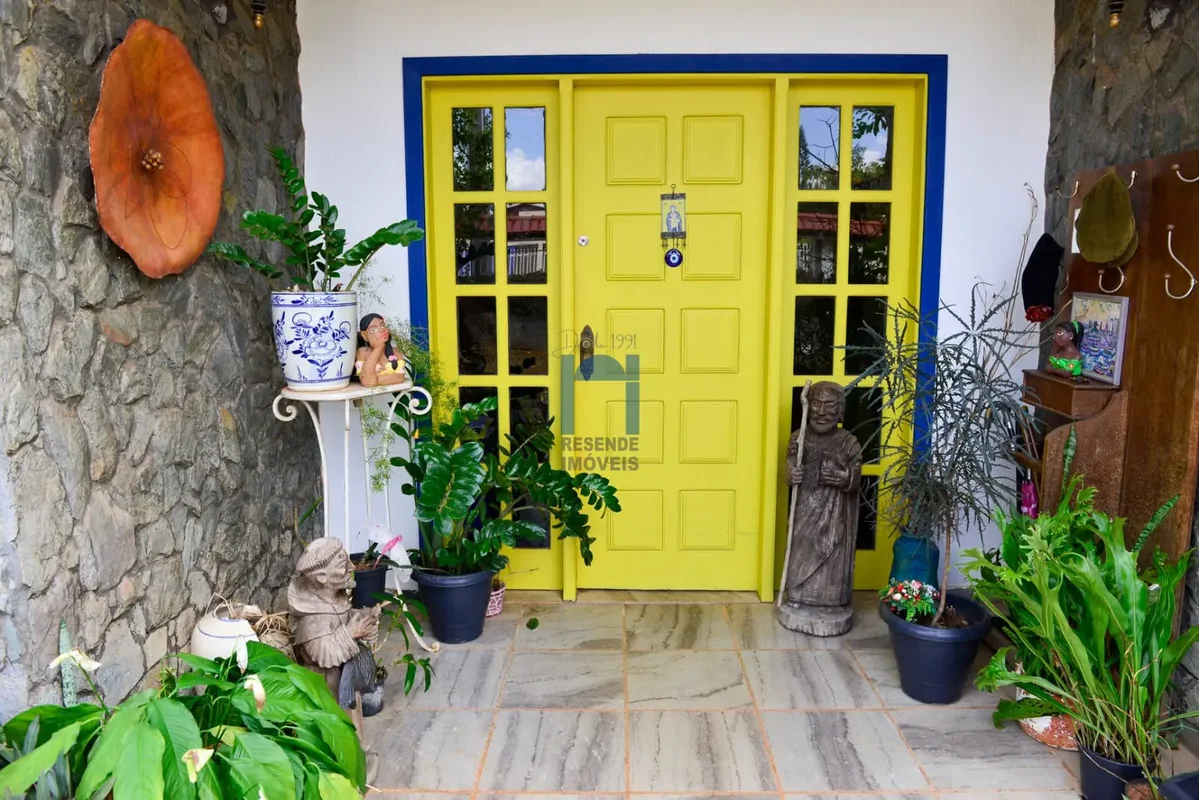 Casa estilo colonial, construção solida, piso em tábua corrida, 05 suítes todos ...