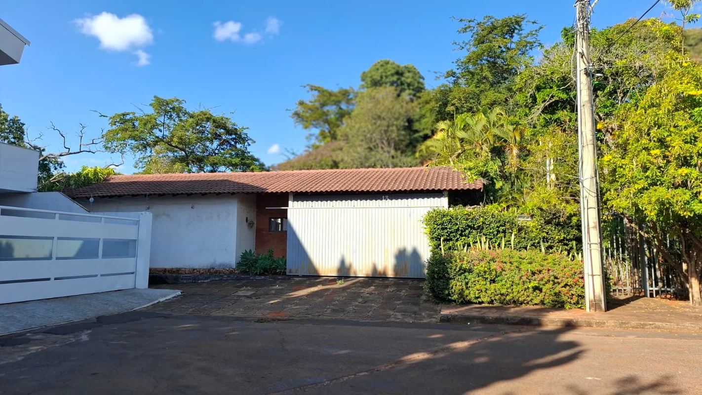 SHIS QI 11 – PONTA SECA – 1.365m² + GRANDE ÁREA VERDE - CASA PARA DEMOLIÇÃO – TR...