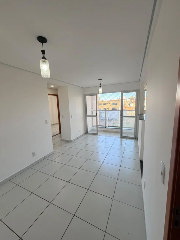 Nascente e com vista livre: 2 quartos com suíte, varanda e garagem coberta em Sa...