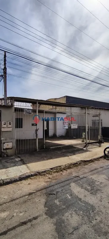 Barracão/Anexo com aproximadamente 60m², conta com cozinha e banheiro social e g...