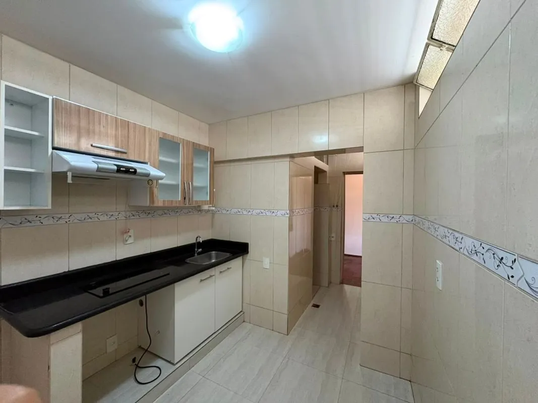 SALA, 2 QUARTOS C/ ARMÁRIOS, WC SOCIAL, COZINHA E DCE.PISO: TACO 15/07/26