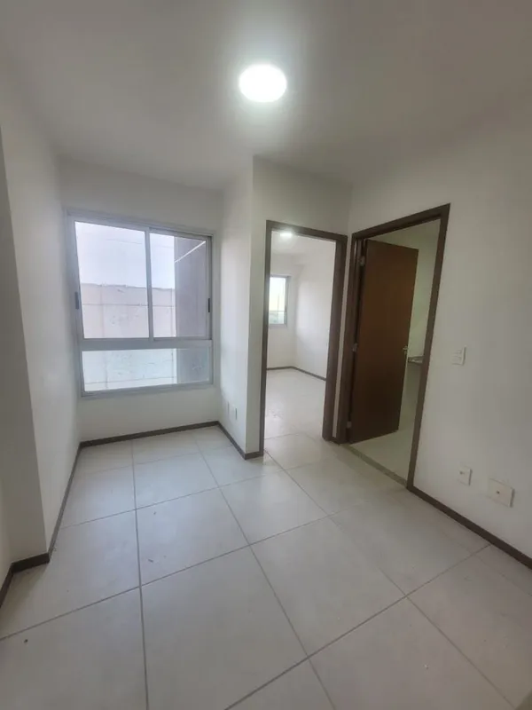 APARTAMENTO COM 01 QUARTO, SALA, COZINHA COM ARMARIOS, BANHEIRO SOCIAL, E COM VA...