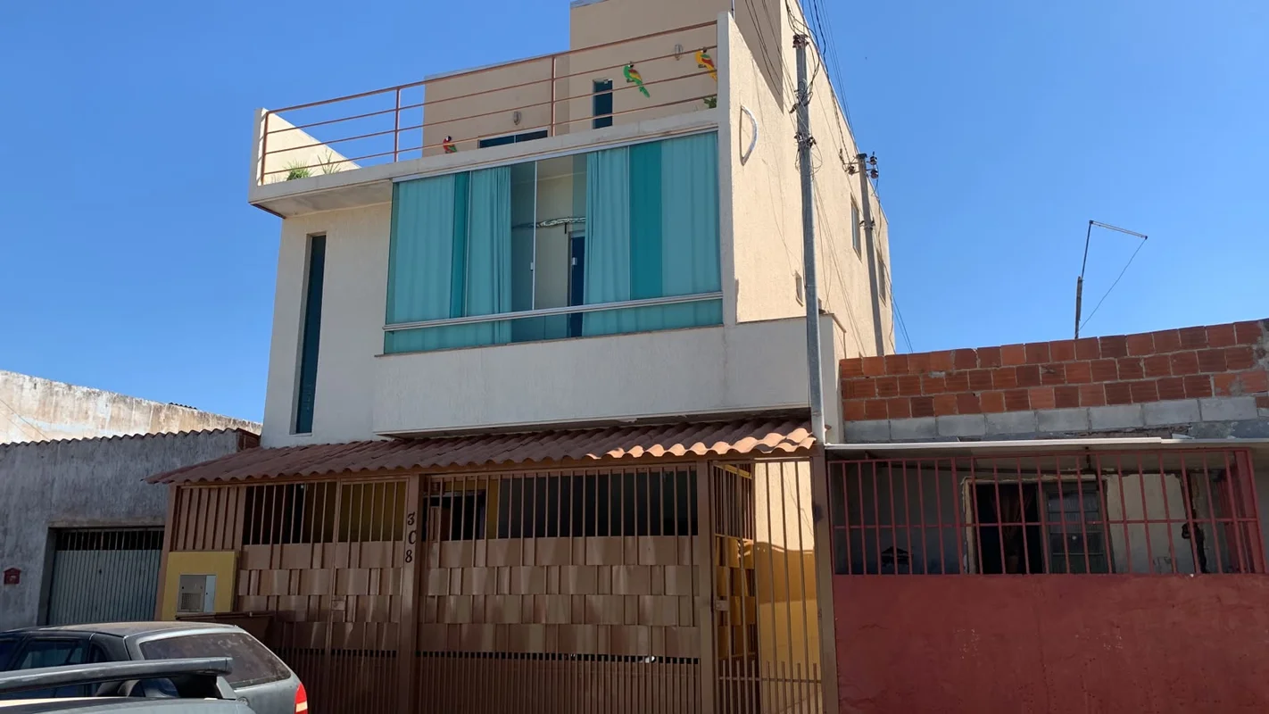 Excelente oportunidade em Ceilândia Norte!Sobrado de 3 pavimentos, composto por ...
