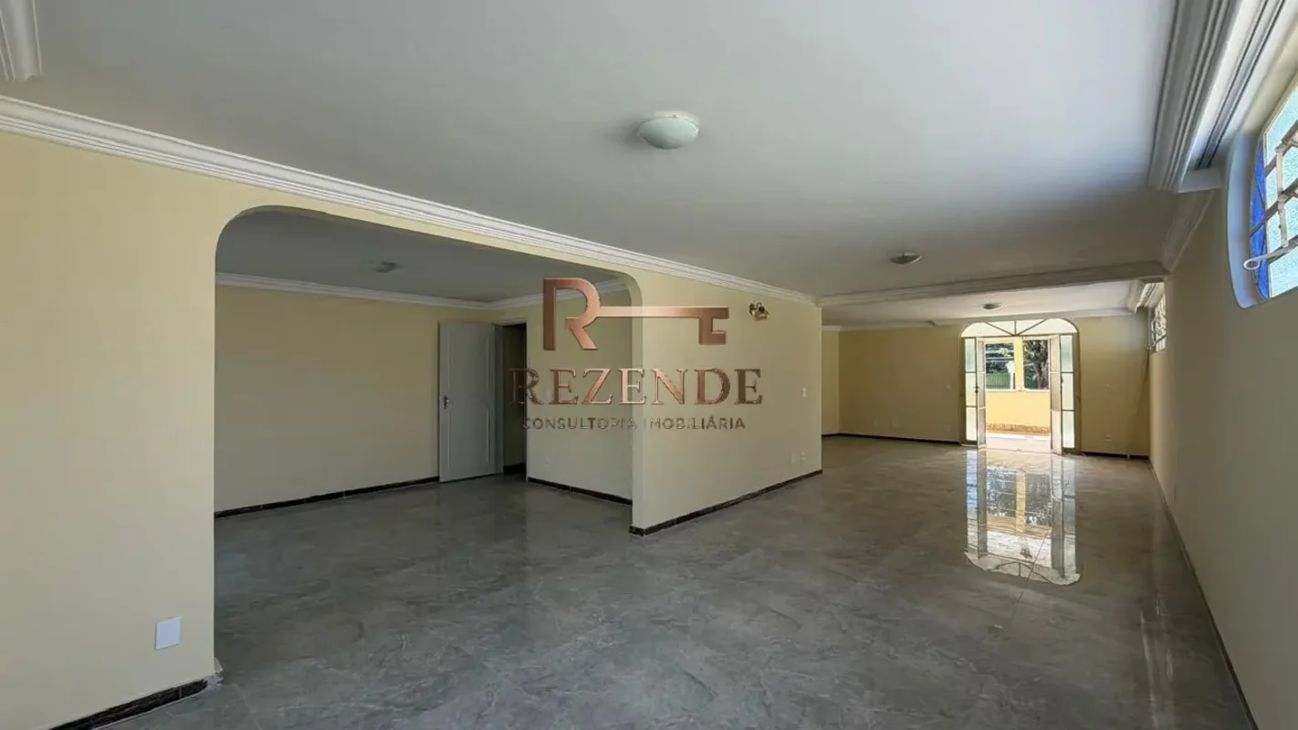 Casa para locação Sala para 3 ambientes Cozinha com armários Piso superior: sala...
