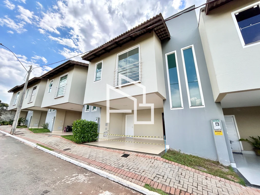 Sobrado com 132m² de construção, com garagem para 2 carros, escaninho amplo!Sala...