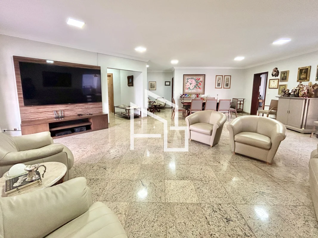 Apartamento espaçoso e cheio de personalidade à venda no Edifício Genebra, a pou...