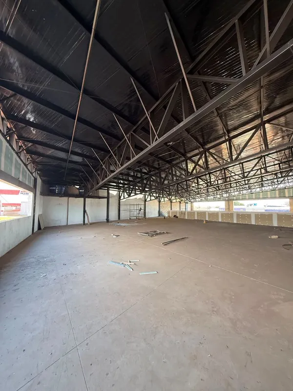 GalpÃ£o novo com 1.221,18 mÂ² e pÃ©-direito de 7,60 m, localizado na Av. NerÃ³po...