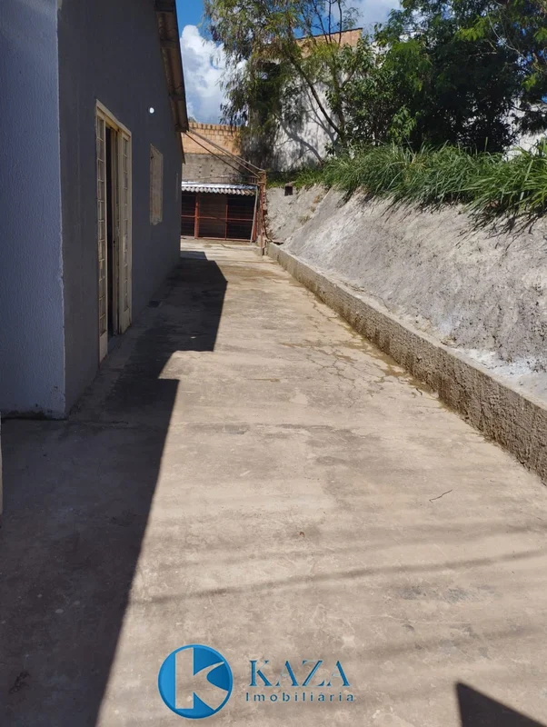 Casa em terreno amplo no bairro Santa Rita de Cássia em Valparaíso de Goiás.Dê u...