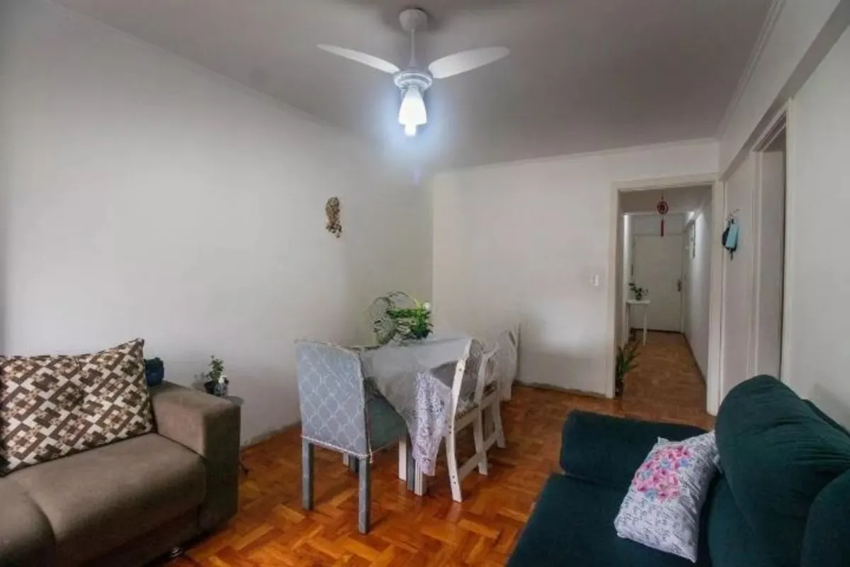 Sala: Espaçosa e iluminada.Cozinha: FuncionalÁrea de Serviço: Separada da cozinh...