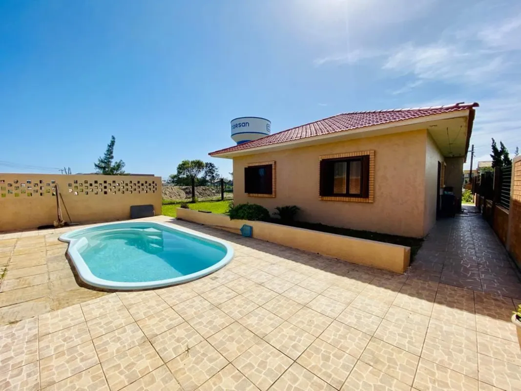 Casa térrea na praia de Arpoador, em Xangri-lá/RS Piscina 3 dormitórios, sendo 1...