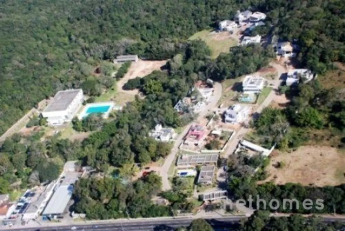 Condomínio de alto padrão, muito arborizado e composto de 35 unidades privativas...