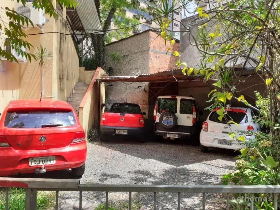 Prédio inteiro á venda,3 lojas no térreo mais apartamento na parte superior, ent...