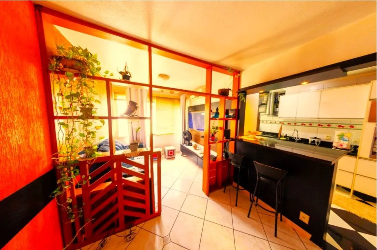 Apartamento último andar semi mobiliado, sala de estar com marcenaria separando ...