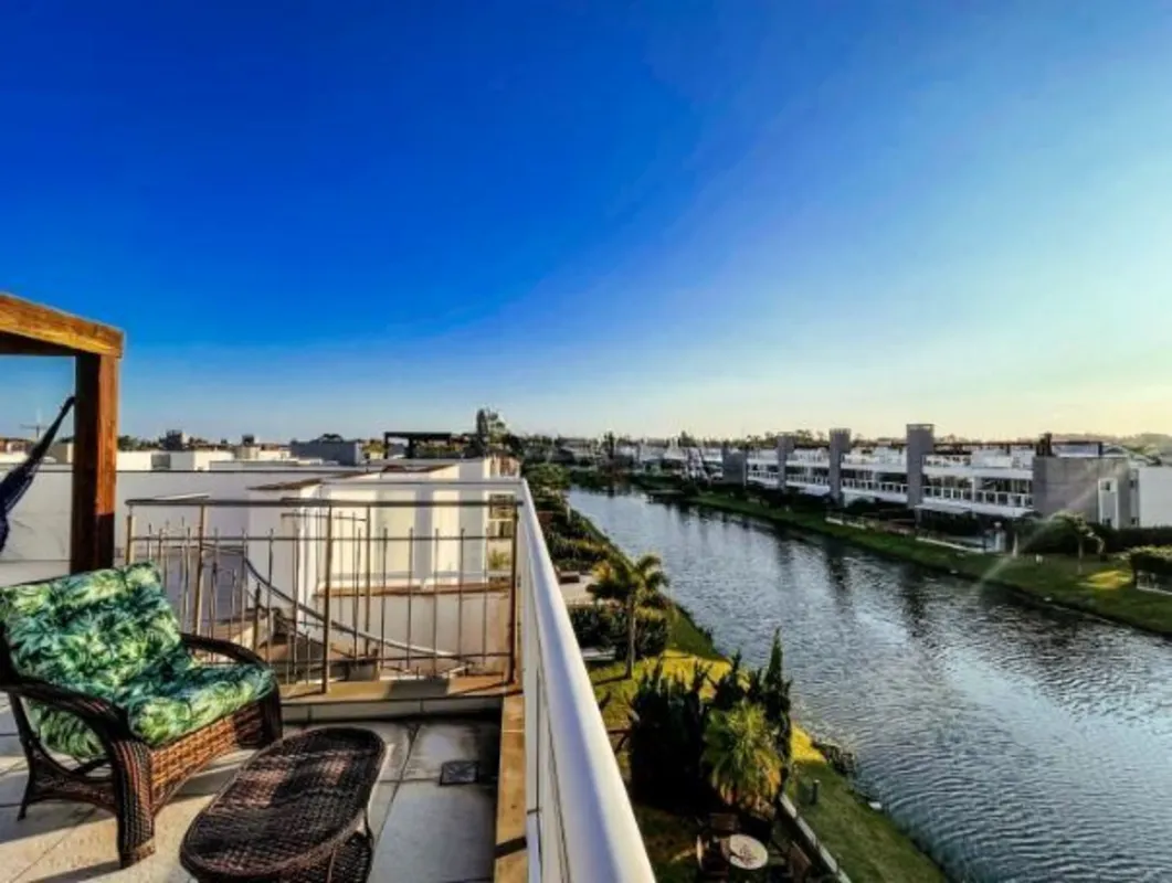 Viva o luxo à beira do lago! Apartamento cobertura excepcional com localização p...