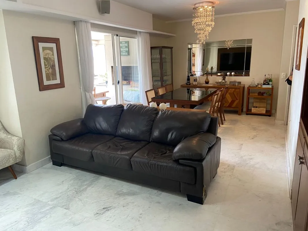 Localizado em andar alto, com 130 metros quadrados de espaço, este apartamento c...