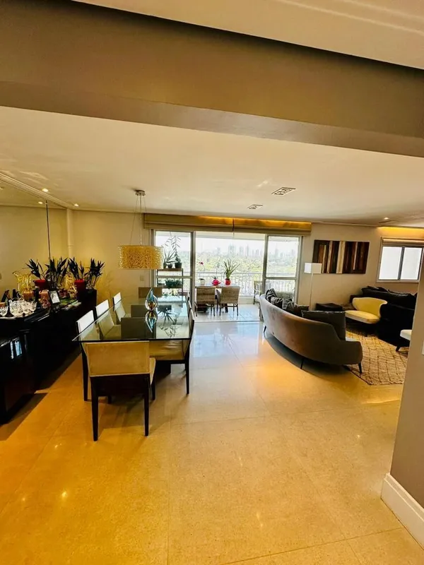 Encante-se com este amplo apartamento de 143m², situado no cobiçado Bairro Cháca...
