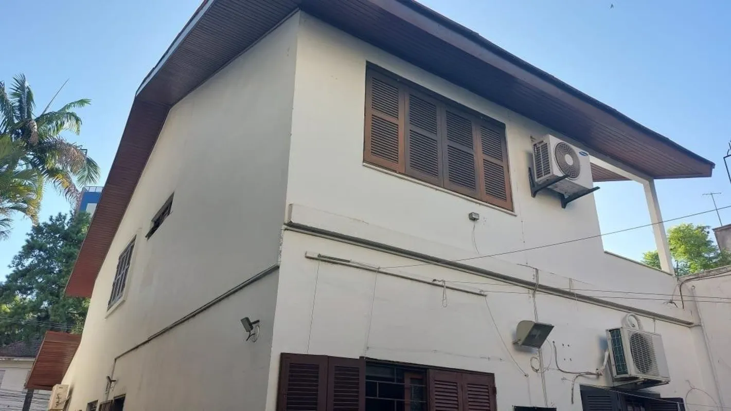 Encante-se com esta incrível residência de 3 quartos, oferecendo espaços generos...