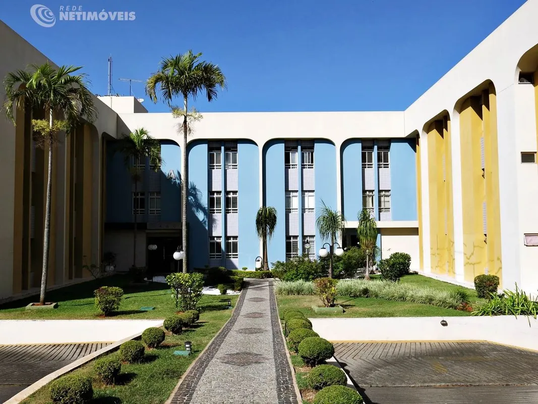 ROGERBRAS ALUGA kitinete semi mobiliada com vaga de garagem, sala com sofa, mesa...